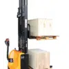 Apilador eléctrico 1200Kg elevación base 3500mm - Imagen 2