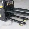 Apilador eléctrico 1200Kg elevación base 3500mm - Imagen 3