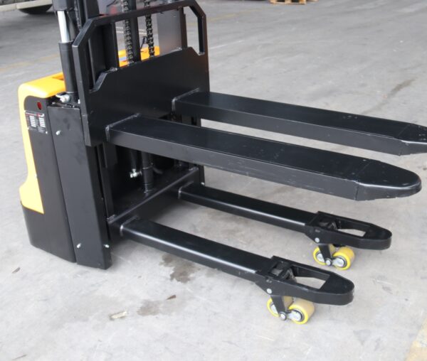 Apilador eléctrico 1200Kg elevación base 2500mm - Imagen 3