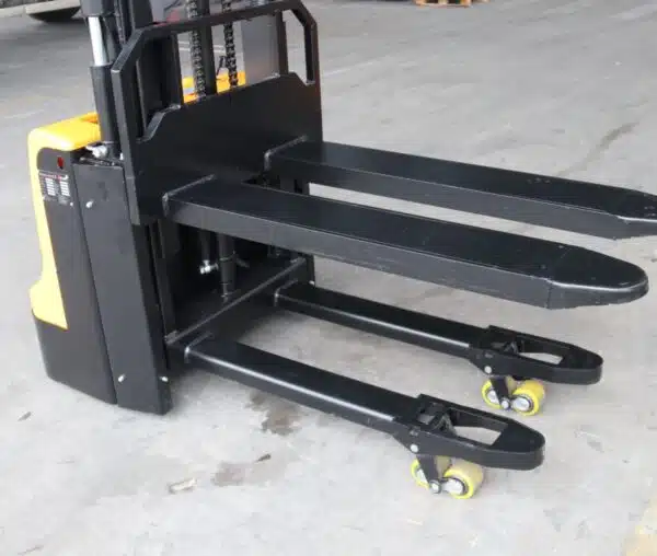 Apilador eléctrico 1200Kg elevación base 1600mm - Imagen 3