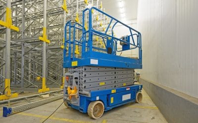 Home 26 Cestas de seguridad y plataformas para almacenes: normativa, equipamiento y prevención en trabajos en altura