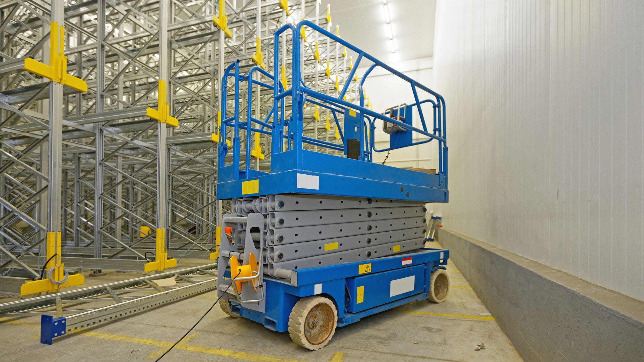 Cestas de seguridad y plataformas para almacenes: normativa, equipamiento y prevención en trabajos en altura Cestas de seguridad y plataformas para almacenes: normativa, equipamiento y prevención en trabajos en altura